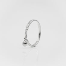 Load image into Gallery viewer, 925 sterling silver hanging chain ring open ring with adjustable size. Surprise gift,elegant style,wedding Jewelry,unique design,jewelry for important occasions.925 純銀可調式垂吊鍊戒，獨特風格，時尚精緻，適合約會配戴，紀念日禮物，閨密禮物，適合生日送禮，出席重要場合。  中繼欄位 顯示全部
