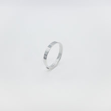 Load image into Gallery viewer, 999 sterling silver unisex wide ring open ring with adjustable size. Couple accessories,for lover,anniversary gift,wear every day,anniversary surprise,Perfect gift.999 純銀光面素寬開口戒，情侶對戒，簡約時尚款式，不分尺寸，不分男女，可天天配戴，簡單好搭配款式。
