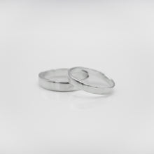 Load image into Gallery viewer, 999 sterling silver unisex wide ring open ring with adjustable size. Couple accessories,for lover,anniversary gift,wear every day,anniversary surprise,Perfect gift.999 純銀光面素寬開口戒，情侶對戒，簡約時尚款式，不分尺寸，不分男女，可天天配戴，簡單好搭配款式。
