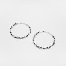 Load image into Gallery viewer, 925 sterling silver Hypoallergenic it’s suitable for sensitive skin. special day gift,Perfect gift BFF,wear every day,unique style,popular style,suitable for traveling.925純銀抹黑麻花耳扣 ，抗敏感耳環，百搭配件，高調風格，中性時尚，畢業禮物，日常配件，簡約時尚。
