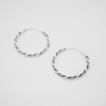 Load image into Gallery viewer, 925純銀｜抹黑麻花耳扣 Anti-Tarnish Twist Hoop Earrings｜E373
