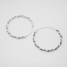 Load image into Gallery viewer, 925純銀｜抹黑麻花耳扣 Anti-Tarnish Twist Hoop Earrings｜E373
