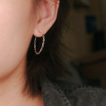 Load image into Gallery viewer, 925純銀｜抹黑麻花耳扣 Anti-Tarnish Twist Hoop Earrings｜E373
