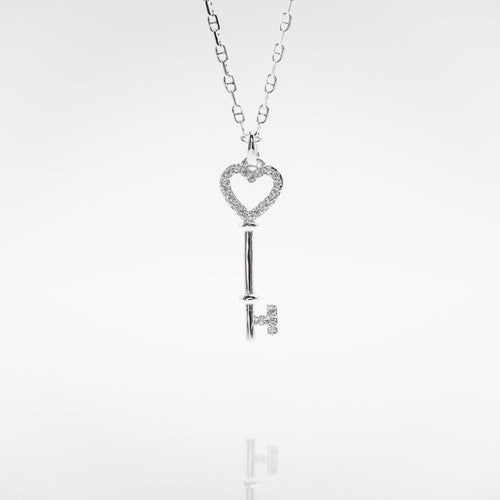 Beautiful and vintage Necklace is made of 925 Sterling Silver which is your basic jewellery. Best fit with career dress for daily work. This cool & vintage design is from our designer jewelry collection. 925 純銀心型水鑽鑰匙項鏈，甜美氣質款式，閨蜜禮物，適合出席各種場合，情人節禮物。