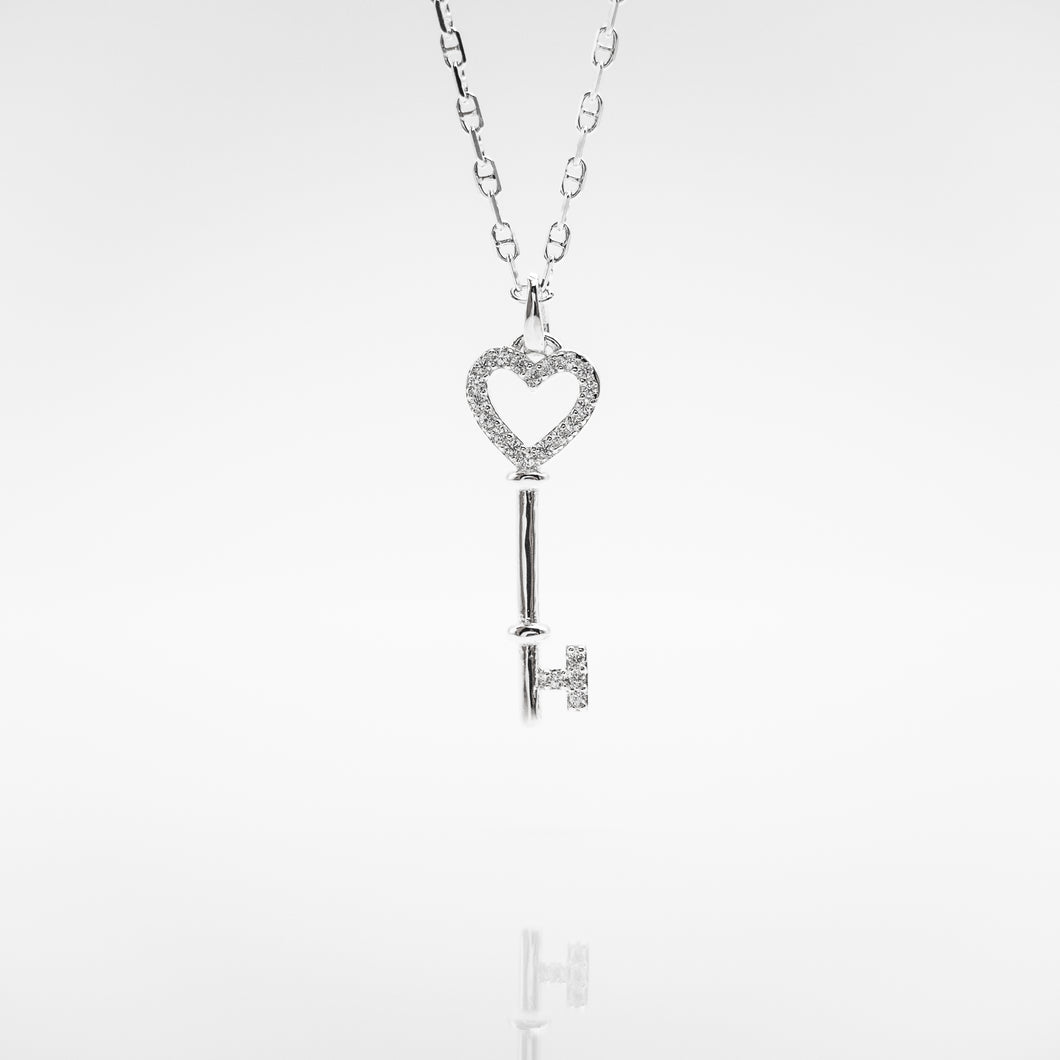 Beautiful and vintage Necklace is made of 925 Sterling Silver which is your basic jewellery. Best fit with career dress for daily work. This cool & vintage design is from our designer jewelry collection. 925 純銀心型水鑽鑰匙項鏈，甜美氣質款式，閨蜜禮物，適合出席各種場合，情人節禮物。