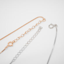 Load image into Gallery viewer, Beautiful 925 sterling silver crystal necklace with dancing CZs stones. The necklace is adjustable length with shinny silver plating. This is our designer selection as the best gift for Mother&#39;s Day, x&#39;mas, new year, birthday and your BFF. 925 純銀六芒星項鍊，閃亮時髦的可調節項鏈，適合送禮，生日禮物首選，獨特閃耀易搭配
