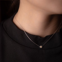 Load image into Gallery viewer, 925 sterling silver tiny daisy necklace with adjustable extension chain. delicate gift,Sisters gift idea,wear everyday,Beautiful design,popular style,cute accessories,anniversary surprise.925 純銀迷你雛菊項鍊，簡約精緻，閨蜜生日禮物首選，夏日穿搭，童趣項鍊，適合出遊配戴，浪漫約會搭配，紀念送禮。
