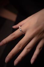 Load image into Gallery viewer, 925 sterling silver mussel pearl heart ring can be adjusted slightly . suitable for any occasion,wedding Jewelry,gift for her,for best friend,woman’s day.925 純銀米粒珍珠愛心戒，優雅氣質，適合告白的禮物，生日送禮首選，任何場合都可配戴，母親節禮物，精緻禮物，聖誕節交換禮物。
