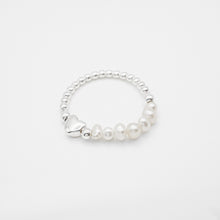 Load image into Gallery viewer, 925 sterling silver mussel pearl heart ring can be adjusted slightly . suitable for any occasion,wedding Jewelry,gift for her,for best friend,woman’s day.925 純銀米粒珍珠愛心戒，優雅氣質，適合告白的禮物，生日送禮首選，任何場合都可配戴，母親節禮物，精緻禮物，聖誕節交換禮物。
