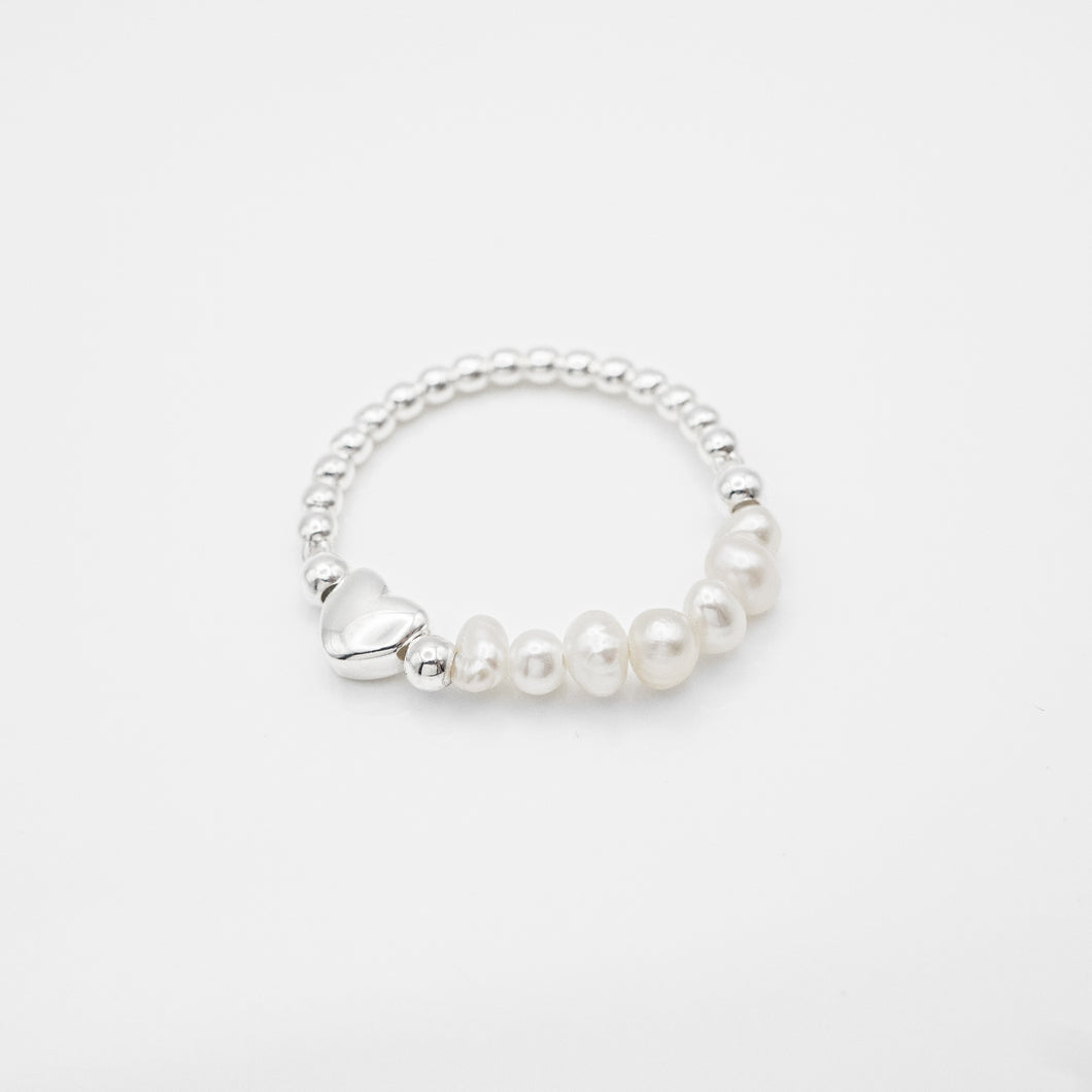 925 sterling silver mussel pearl heart ring can be adjusted slightly . suitable for any occasion,wedding Jewelry,gift for her,for best friend,woman’s day.925 純銀米粒珍珠愛心戒，優雅氣質，適合告白的禮物，生日送禮首選，任何場合都可配戴，母親節禮物，精緻禮物，聖誕節交換禮物。