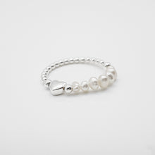 Load image into Gallery viewer, 925 sterling silver mussel pearl heart ring can be adjusted slightly . suitable for any occasion,wedding Jewelry,gift for her,for best friend,woman’s day.925 純銀米粒珍珠愛心戒，優雅氣質，適合告白的禮物，生日送禮首選，任何場合都可配戴，母親節禮物，精緻禮物，聖誕節交換禮物。
