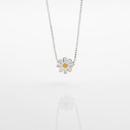 925 sterling silver tiny daisy necklace with adjustable extension chain. delicate gift,Sisters gift idea,wear everyday,Beautiful design,popular style,cute accessories,anniversary surprise.925 純銀迷你雛菊項鍊，簡約精緻，閨蜜生日禮物首選，夏日穿搭，童趣項鍊，適合出遊配戴，浪漫約會搭配，紀念送禮。