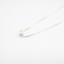 Load image into Gallery viewer, 925 sterling silver tiny daisy necklace with adjustable extension chain. delicate gift,Sisters gift idea,wear everyday,Beautiful design,popular style,cute accessories,anniversary surprise.925 純銀迷你雛菊項鍊，簡約精緻，閨蜜生日禮物首選，夏日穿搭，童趣項鍊，適合出遊配戴，浪漫約會搭配，紀念送禮。
