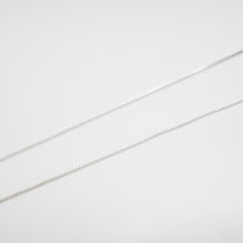 Load image into Gallery viewer, 925 sterling silver tiny daisy necklace with adjustable extension chain. delicate gift,Sisters gift idea,wear everyday,Beautiful design,popular style,cute accessories,anniversary surprise.925 純銀迷你雛菊項鍊，簡約精緻，閨蜜生日禮物首選，夏日穿搭，童趣項鍊，適合出遊配戴，浪漫約會搭配，紀念送禮。
