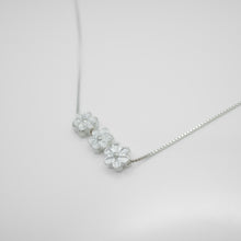 Load image into Gallery viewer, 925 sterling silver three flowers necklace with adjustable extension chain. christmas gift,anniversary gift,daily wear,best gift for birthday,romantic style,Dainty Jewellery.925 純銀三朵小花項鍊，周年紀念禮物，姊妹聚會穿搭，告白禮物，夏日飾品，適合約會穿搭，交換禮物首選，清新甜美風格。
