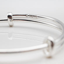 Load image into Gallery viewer, 999 sterling silver pink flower baby bangle skin-friendly and gentle suitable for babies. Children&#39;s day gift,for girls,Beautiful design,popular style,cute accessories,suitable for girls.999 純銀粉紅小花寶寶手鐲，親膚不易過敏，嬰兒首飾，周歲禮物，紀念禮物，適合女孩，彌月禮物首選，兒童專屬禮物。

