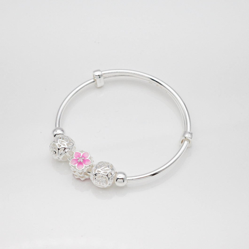 999 sterling silver pink flower baby bangle skin-friendly and gentle suitable for babies. Children's day gift,for girls,Beautiful design,popular style,cute accessories,suitable for girls.999 純銀粉紅小花寶寶手鐲，親膚不易過敏，嬰兒首飾，周歲禮物，紀念禮物，適合女孩，彌月禮物首選，兒童專屬禮物。