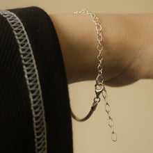Load image into Gallery viewer, 925 sterling silver donut bracelet with adjustable extension chain. unique design,FashionJewelry,wear everyday,suitable for any occasion,unisex accessories.925 純銀甜甜圈拼接手鍊，獨特雙鍊拼接設計，適合日常搭配，通勤穿搭首選，適合出席各種場合，好友生日禮物推薦。
