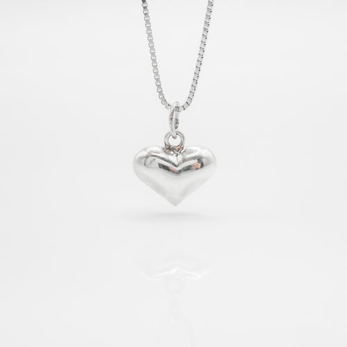 925 sterling silver fat heart necklace with adjustable extension chain. classic design,special day gift,wear every day,beautiful accessories,mother's Day,suitable for traveling. 925純銀胖胖心項鍊，日常搭配，周年紀念禮物，聖誕交換禮物，姊妹聚會搭配，情人節禮物首選。