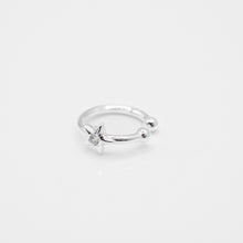 Load image into Gallery viewer, 925 sterling silver ear cuff no need to piercing hole. graduation gift,daily jewelry,for lover,simple design,popular style,FashionJewelry. .925 純銀簡約流星耳骨夾，無耳洞可戴，簡約細緻，日常搭配，犒賞自己的禮物，完美禮物，周年紀念驚喜。
