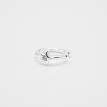Load image into Gallery viewer, 925 sterling silver ear cuff no need to piercing hole. graduation gift,daily jewelry,for lover,simple design,popular style,FashionJewelry. .925 純銀簡約流星耳骨夾，無耳洞可戴，簡約細緻，日常搭配，犒賞自己的禮物，完美禮物，周年紀念驚喜。
