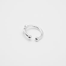Load image into Gallery viewer, 925 sterling silver ear cuff no need to piercing hole. graduation gift,daily jewelry,for lover,simple design,popular style,FashionJewelry. .925 純銀簡約流星耳骨夾，無耳洞可戴，簡約細緻，日常搭配，犒賞自己的禮物，完美禮物，周年紀念驚喜。
