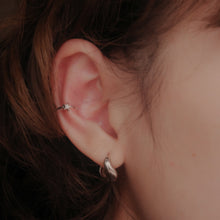 Load image into Gallery viewer, 925 sterling silver ear cuff no need to piercing hole. graduation gift,daily jewelry,for lover,simple design,popular style,FashionJewelry. .925 純銀簡約流星耳骨夾，無耳洞可戴，簡約細緻，日常搭配，犒賞自己的禮物，完美禮物，周年紀念驚喜。
