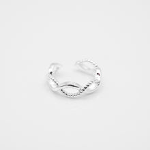 Load image into Gallery viewer, 925 sterling silver ear cuff no need to piercing hole. classic design,elegant style,suitable for any occasion,beautiful accessories,anniversary surprise.925 純銀無限交錯耳骨夾，無耳洞可戴，簡約時尚，畢業禮物，百搭配件，閨蜜約會穿搭，告白禮物，聖誕驚喜，日常穿搭配件。
