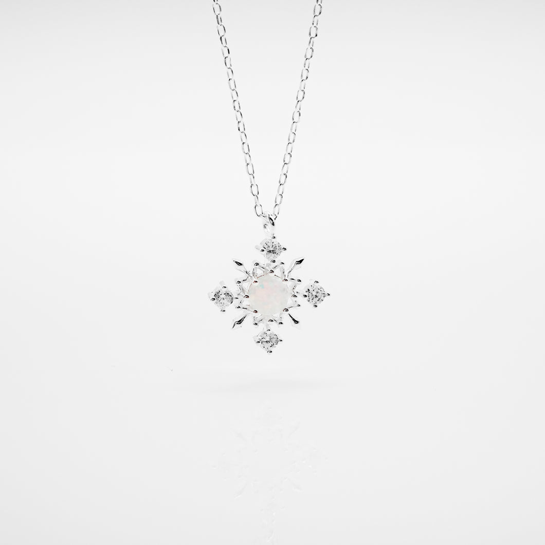 925 sterling silver opal wreath necklace with adjustable extension chain. christmas accessories,FashionJewelry,unique design,suitable for traveling,christmas gift exchange.925 花圈蛋白石項鍊，聖誕飾品，聖誕交換禮物，優雅氣質，約會穿搭，閨蜜禮物，交歡禮物推薦，母親節禮物。