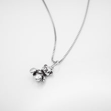 Load image into Gallery viewer, 925 sterling silver tiny bear necklace is a popular style that is simple. birthday gift,wear everyday,funky design,popular style,unisex accessories,woman’s day.925純銀小熊項鍊，復古童趣飾品，不分男女款式，日常休閒穿搭，百搭飾品，交換禮物推薦，甜蜜約會搭配。
