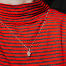 Load image into Gallery viewer, 925 sterling silver tiny pinecone necklace is a popular style that is simple. wear every day,christmas gift,funky design,romantic style,popular style,christmas gift exchange.925純銀小松果項鍊 ，聖誕飾品，簡約時尚，聖誕交換禮物推薦，日常百搭配件，適合重要約會穿搭，甜蜜約會搭配。
