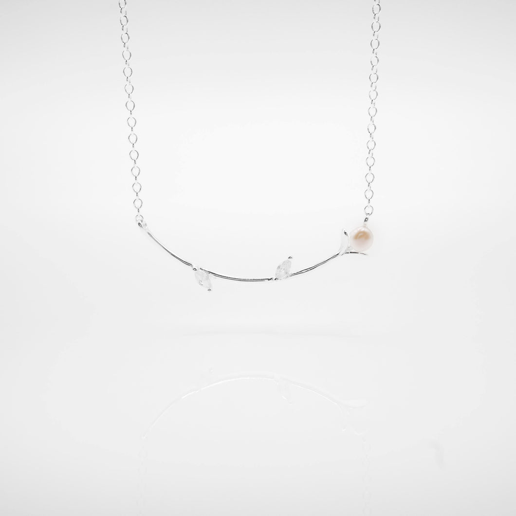 925 sterling silver rose mussel pearl necklace with adjustable extension chain. Fashion Jewelry Gift,popular style,temperament fashion,wedding Jewelry,suitable for girls.925純銀玫瑰小珍珠項鍊，閨蜜禮物，質感氣質，婚禮飾品，告白禮物，生日送禮推薦，情人節驚喜，母親節禮物。