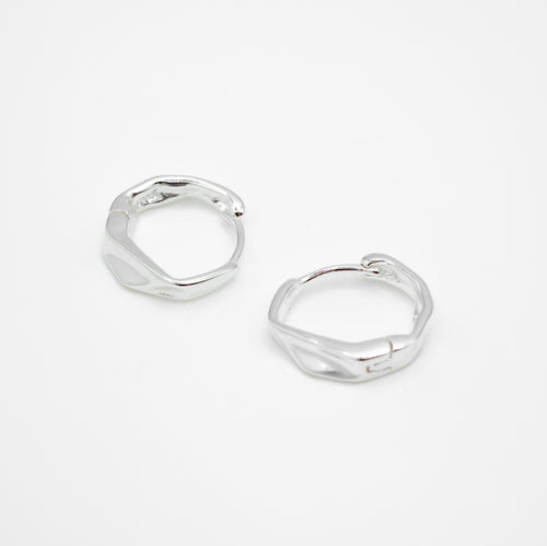 925 sterling silver Hypoallergenic it’s suitable for sensitive skin. daily wear,For Girl's Party,graduation gift,birthday gift,Stacked Wear,unisex accessories.925純銀幾何切面耳扣，抗敏感耳環，易扣型耳環，日常通勤穿搭，不規則耳扣，不分男女，畢業禮物，送給朋友的禮物，交換禮物推薦。