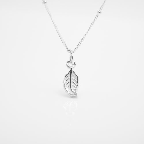 925 sterling silver autumn leaves necklace is a popular style that is simple. best gift for birthday,wear every day,anniversary gift,beautiful gift,elegant style,Chinese Valentine's Day.925純銀秋葉項鍊，交換禮物推薦，定情禮物，適合約會穿搭，紀念日禮物，簡約細緻，甜美溫柔風格。

