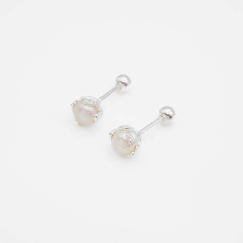925 sterling silver Hypoallergenic it’s suitable for sensitive skin.
gift for her,delicate gift,light luxury,unique design,mother's Day,Banquet Jewellery.
925純銀珍珠花托轉珠耳環  ，抗敏感耳環，紀念日禮物，婚禮飾品，宴會穿搭，適合出席重要場合，適合約會穿搭，交換禮物，母親節禮物推薦。