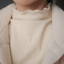 Load image into Gallery viewer, 925 sterling silver heart key necklace with adjustable extension chain.
trendy design,shiny accessories,suitable for girls,popular style,best gift for birthday.
925純銀愛心鑰匙項鍊，甜美精緻風格，送給她的禮物，紀念日禮物，情人節禮物推薦，約會穿搭必備，母親節禮物。
