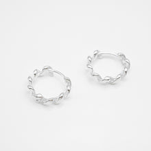 Load image into Gallery viewer, 925 sterling silver Hypoallergenic it’s suitable for sensitive skin.
Perfect accessory,daily wear,unisex accessories,Romantic surprise,Everyday essential.925純銀捲捲耳扣，抗敏感耳環，易扣型耳環，日常必備款，簡約風格易搭配，約會穿搭推薦，適合出席各種場合。

