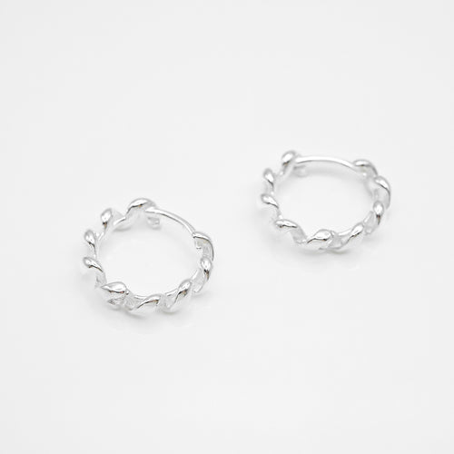 925 sterling silver Hypoallergenic it’s suitable for sensitive skin.
Perfect accessory,daily wear,unisex accessories,Romantic surprise,Everyday essential.925純銀捲捲耳扣，抗敏感耳環，易扣型耳環，日常必備款，簡約風格易搭配，約會穿搭推薦，適合出席各種場合。
