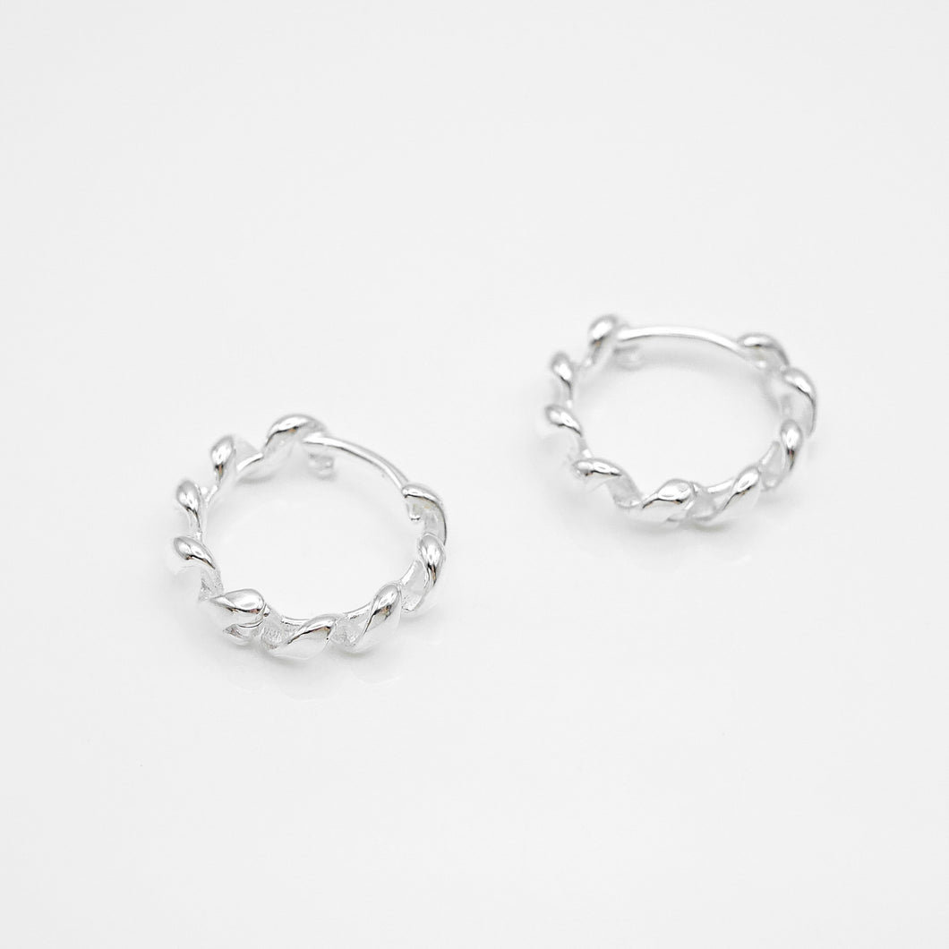 925 sterling silver Hypoallergenic it’s suitable for sensitive skin.
Perfect accessory,daily wear,unisex accessories,Romantic surprise,Everyday essential.925純銀捲捲耳扣，抗敏感耳環，易扣型耳環，日常必備款，簡約風格易搭配，約會穿搭推薦，適合出席各種場合。
