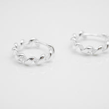 Load image into Gallery viewer, 925 sterling silver Hypoallergenic it’s suitable for sensitive skin.
Perfect accessory,daily wear,unisex accessories,Romantic surprise,Everyday essential.925純銀捲捲耳扣，抗敏感耳環，易扣型耳環，日常必備款，簡約風格易搭配，約會穿搭推薦，適合出席各種場合。

