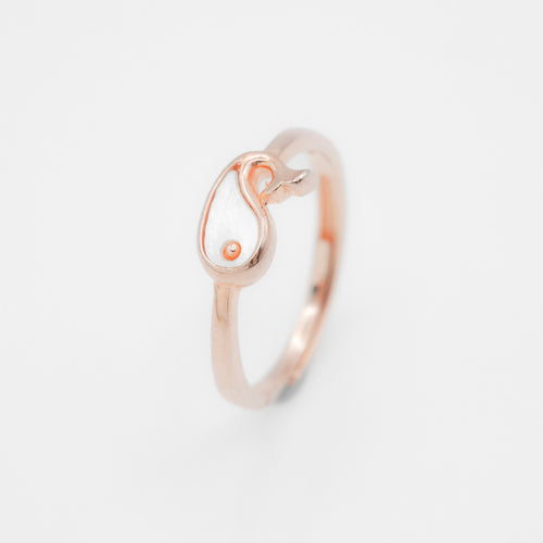 925 sterling silver mother of pearl whale ring open ring with adjustable size.
delicate gift,Perfect gift BFF,for lover,wear every day,unique style,suitable for any occasion.925 純銀貝母鯨開口戒，精美禮物，獨特風格，定情禮物，優雅氣質，約會穿搭推薦， 送給情人的禮物。
