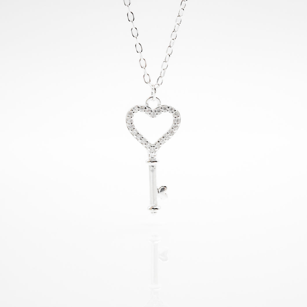 925 sterling silver heart key necklace with adjustable extension chain.
trendy design,shiny accessories,suitable for girls,popular style,best gift for birthday.
925純銀愛心鑰匙項鍊，甜美精緻風格，送給她的禮物，紀念日禮物，情人節禮物推薦，約會穿搭必備，母親節禮物。