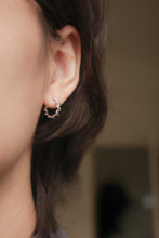 Load image into Gallery viewer, 925 sterling silver Hypoallergenic it’s suitable for sensitive skin.
Perfect accessory,daily wear,unisex accessories,Romantic surprise,Everyday essential.925純銀捲捲耳扣，抗敏感耳環，易扣型耳環，日常必備款，簡約風格易搭配，約會穿搭推薦，適合出席各種場合。

