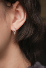 Load image into Gallery viewer, 925 sterling silver Hypoallergenic it’s suitable for sensitive skin.
Perfect accessory,daily wear,unisex accessories,Romantic surprise,Everyday essential.925純銀捲捲耳扣，抗敏感耳環，易扣型耳環，日常必備款，簡約風格易搭配，約會穿搭推薦，適合出席各種場合。

