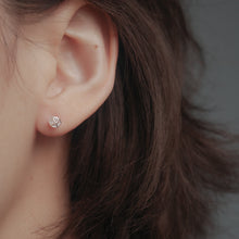 Load image into Gallery viewer, Ginkawa 925 sterling silver mini Hexagon Earrings which is cute, beautiful and transcendence. The earring is hypoallergenic. Best gift for new year, mother&#39;s day, birthday and new year gift. 925純銀迷你立體六角轉珠耳環，抗過敏耳環，迷你可愛風格，獨特款式，適合送禮，日常配戴，出遊旅行配件。
