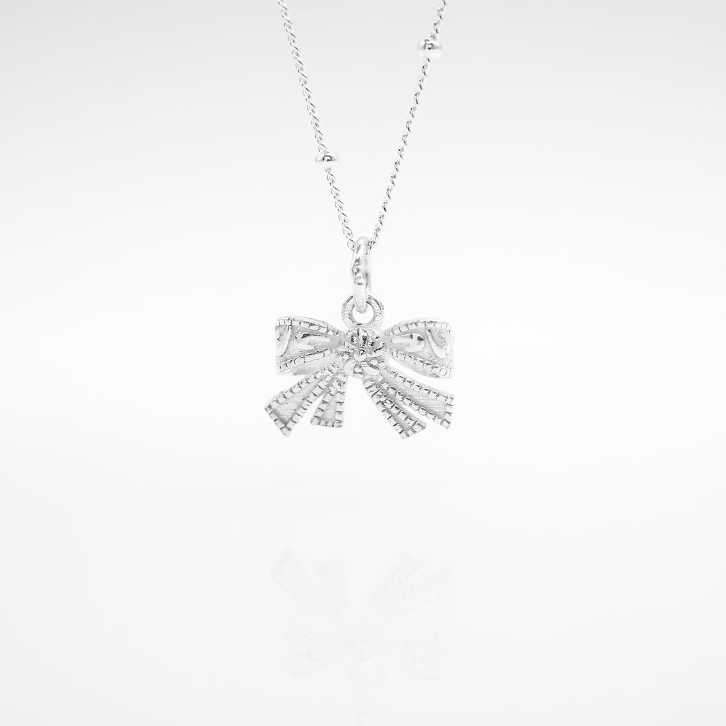 925 sterling silver delicate bow necklace is a popular style that is simple.
Beautiful design,elegant style,wear every day,best gift for birthday,wedding Jewelry.
925純銀精緻蝴蝶結項鍊，犒賞自己的禮物，約會穿搭，母親節禮物，甜美精緻風格，生日禮物首選，告白禮物。