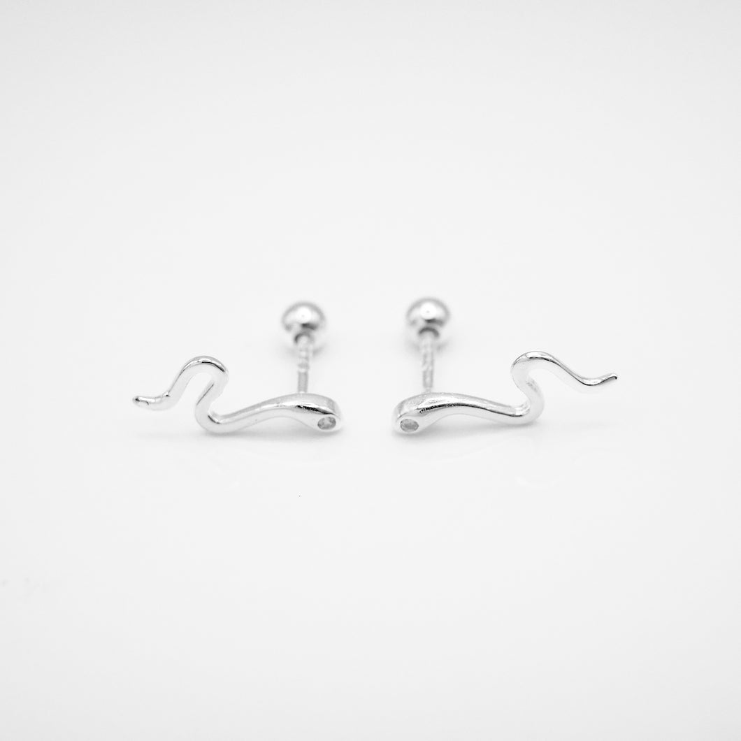 925 sterling silver Hypoallergenic it’s suitable for sensitive skin.
Modern simplicity,unique design,New Year Gift,wear every day,unisex accessories.
925純銀蛻變之蛇轉珠耳環，抗敏感耳環，蛇年飾品，簡約好搭配，率性風格，不分性別，特別的禮物，交換禮物推薦。