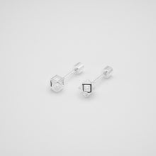 Load image into Gallery viewer, Ginkawa 925 sterling silver mini Hexagon Earrings which is cute, beautiful and transcendence. The earring is hypoallergenic. Best gift for new year, mother&#39;s day, birthday and new year gift. 925純銀迷你立體六角轉珠耳環，抗過敏耳環，迷你可愛風格，獨特款式，適合送禮，日常配戴，出遊旅行配件。
