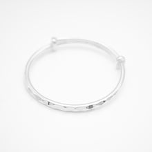 Load image into Gallery viewer, 999 sterling silver facet baby bangle skin-friendly and gentle suitable for babies.
for children,gift of growth,Children&#39;s day gift,unisex accessories,daily wear,classic design.
999 純銀菱角切面寶寶手鐲，滿月禮，兒童節禮物，彌月禮推薦，寶寶紀念禮，嬰兒銀飾，兒童銀飾，親膚不過敏材質。

