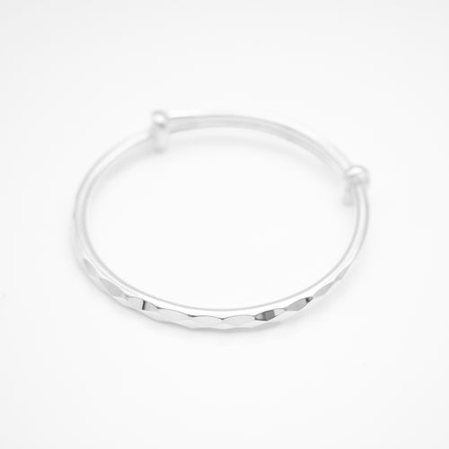 999 sterling silver facet baby bangle skin-friendly and gentle suitable for babies.
for children,gift of growth,Children's day gift,unisex accessories,daily wear,classic design.
999 純銀菱角切面寶寶手鐲，滿月禮，兒童節禮物，彌月禮推薦，寶寶紀念禮，嬰兒銀飾，兒童銀飾，親膚不過敏材質。
